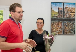 LŽS pirmininkas Dainius Radzevičius sveikina Liliją Valatkienę su parodos atidarymu. L.Skirpsto nuotr.